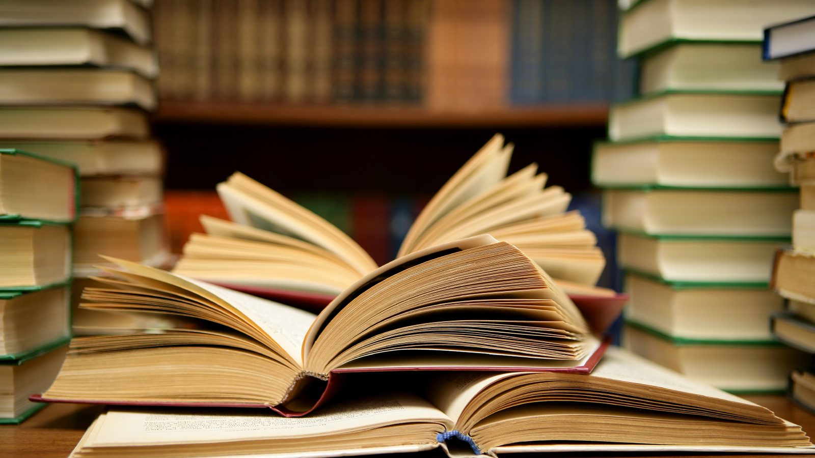 Estante de livros jurídicos, representando o sistema processual penal