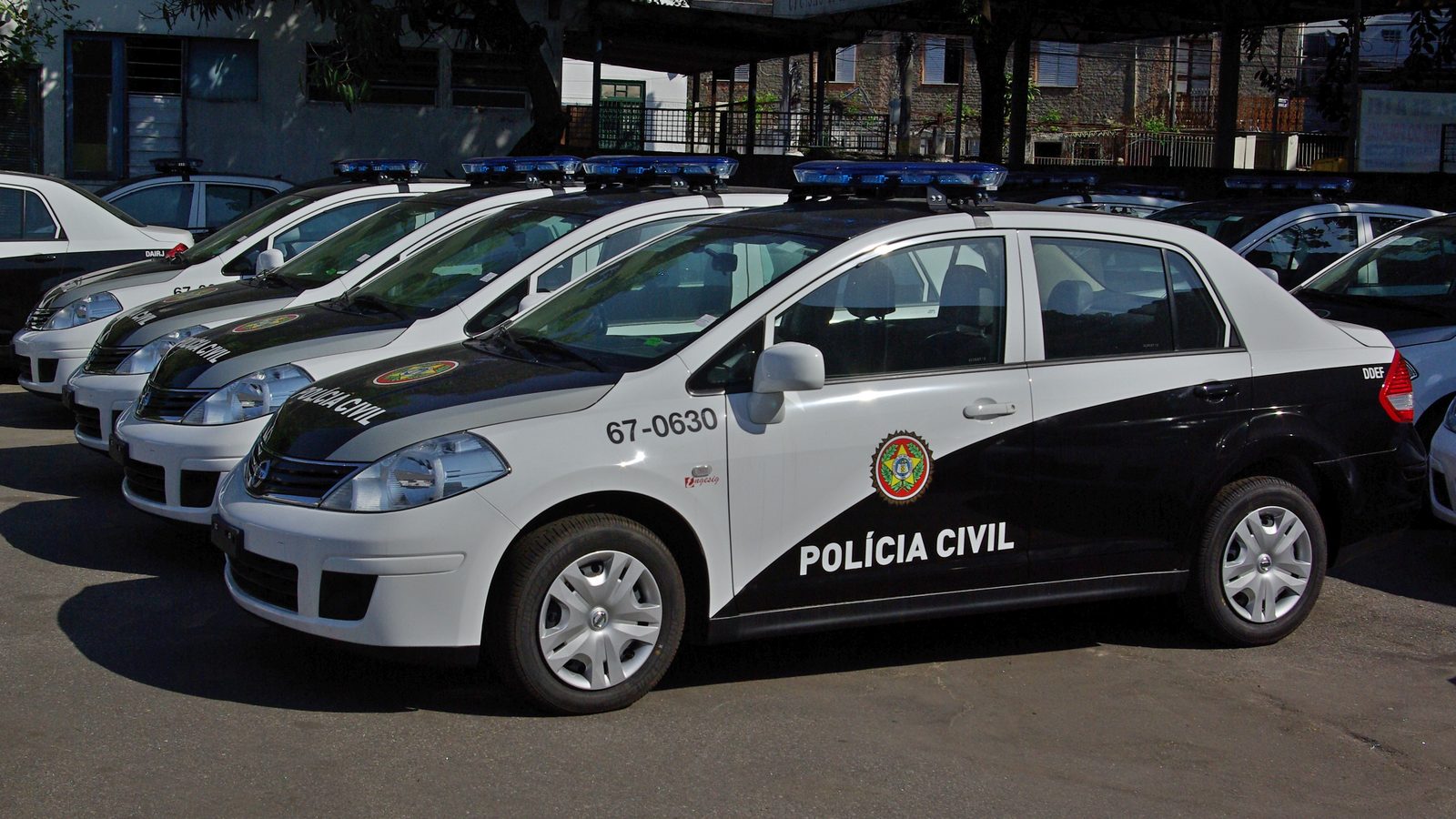Viatura policial em operação urbana, representando a proteção institucional à vida