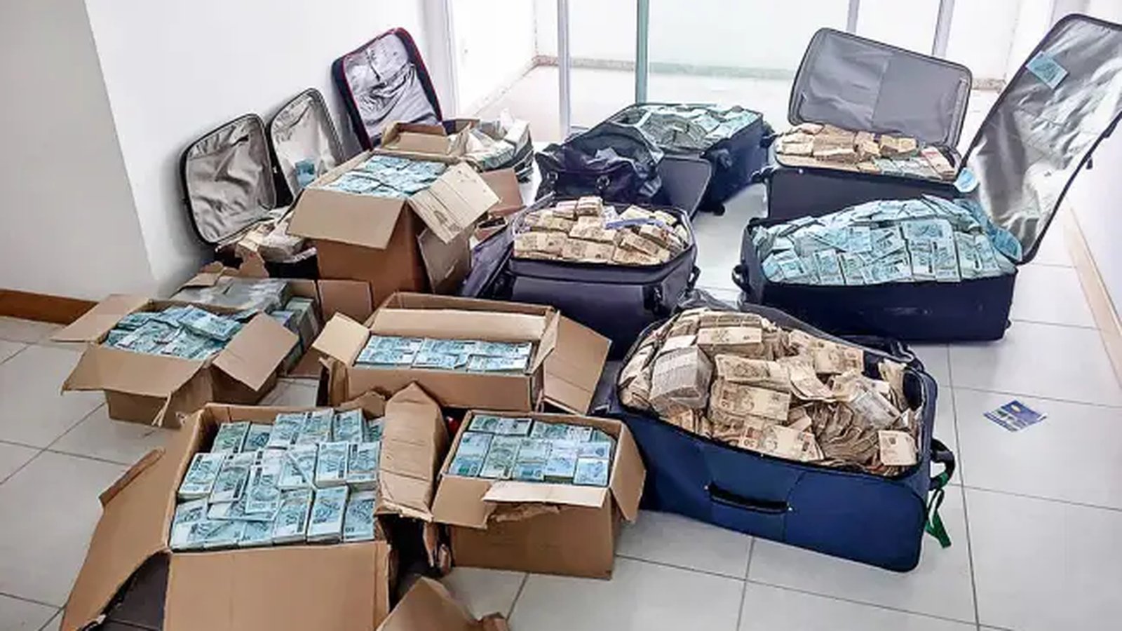 Malas e caixas de dinheiro apreendidas pela Polícia Federal no apartamento ligado ao ex-ministro Geddel Vieira Lima, Operação Tesouro Perdido, Salvador, 2017