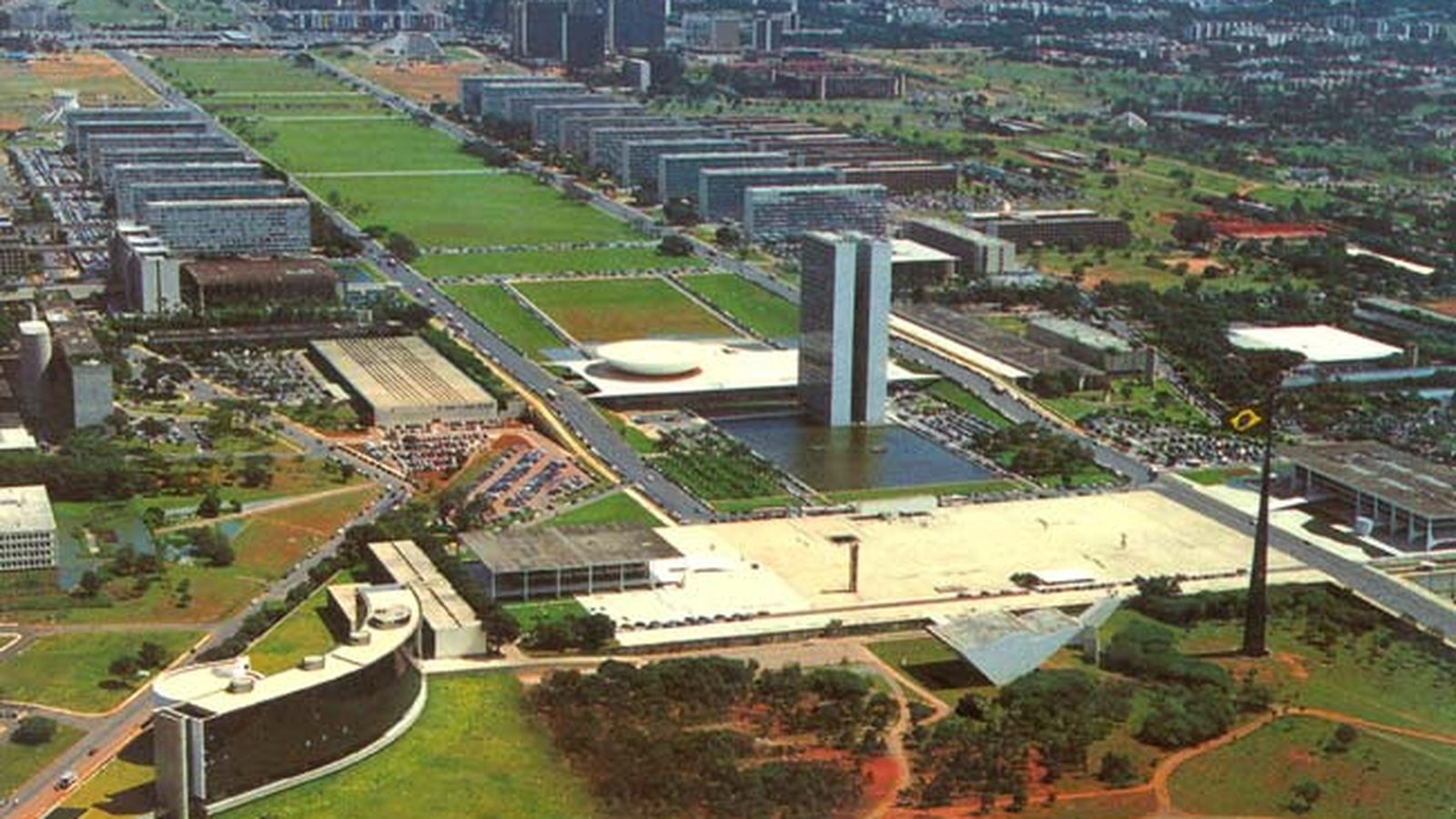 Praça dos Três Poderes em Brasília, símbolo do equilíbrio republicano