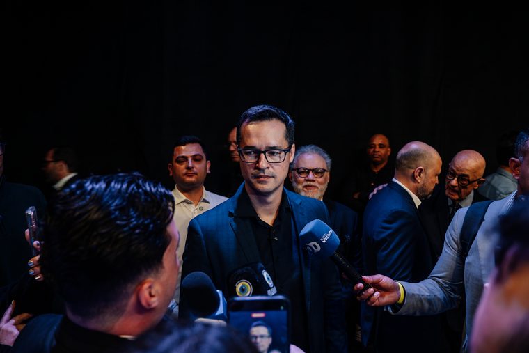 Entrevista à imprensa presente no Espaço Torres