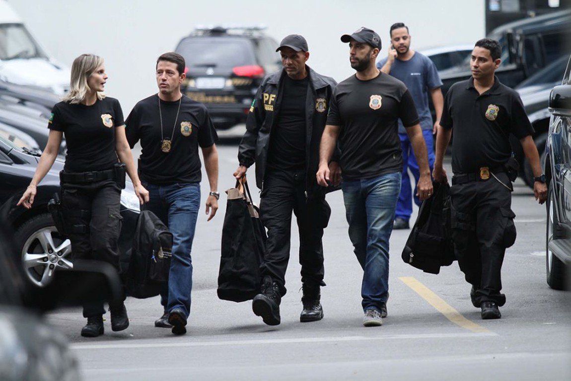 Agentes da Polícia Federal cumprindo mandado em fase da Operação Lava Jato