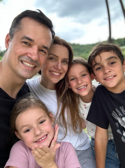 Deltan com Fernanda e os três filhos